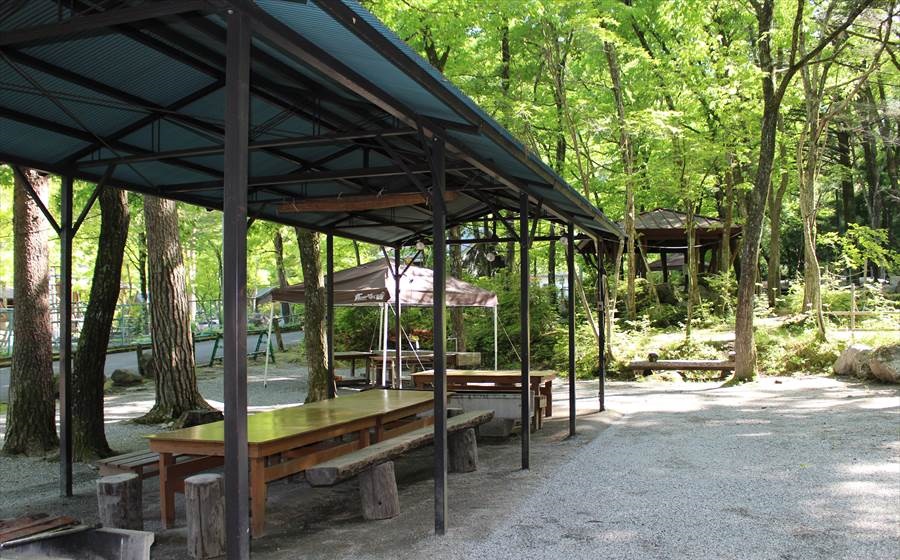 篠沢大滝キャンプ場丸木ハウス