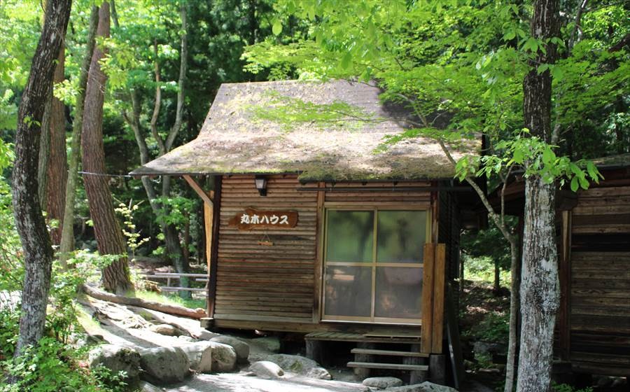 篠沢大滝キャンプ場丸木ハウス